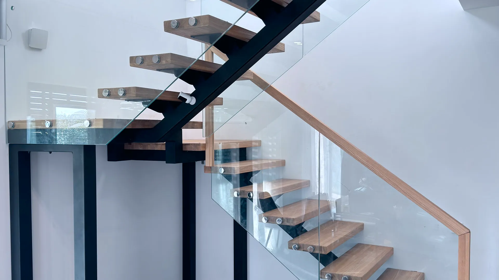 Как электронная подпись ускоряет сделки: кейс студии лестниц‭ ‭«Вперёд и вверх»